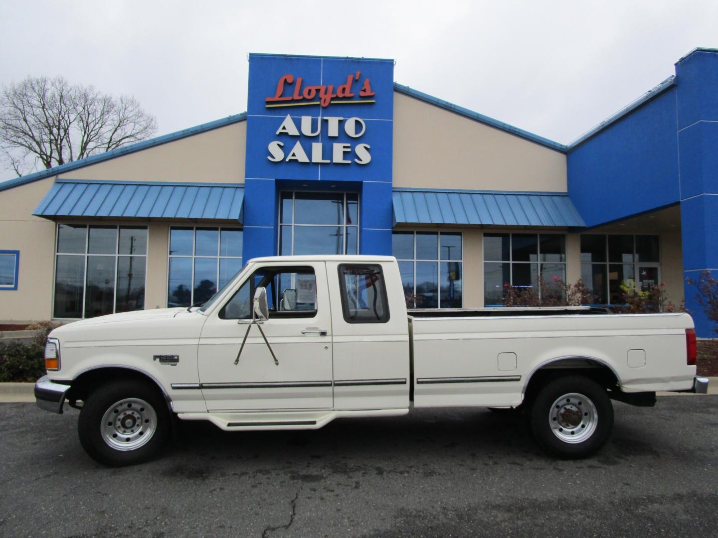 1996 WHITE Ford F-250 XL SuperCab Long Bed 2WD (1FTHX25F9TE) with an 7.3L V8 OHV 16V DIESEL engine, located at 1814 Albert Pike Road, Hot Springs, AR, 71913, (501) 623-1717, 34.494228, -93.094070 - Photo#0